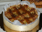 Torta strudel: in un fondo di pastafrolla il ripieno dello strudel con guarnizioni di pasta di mandorle.